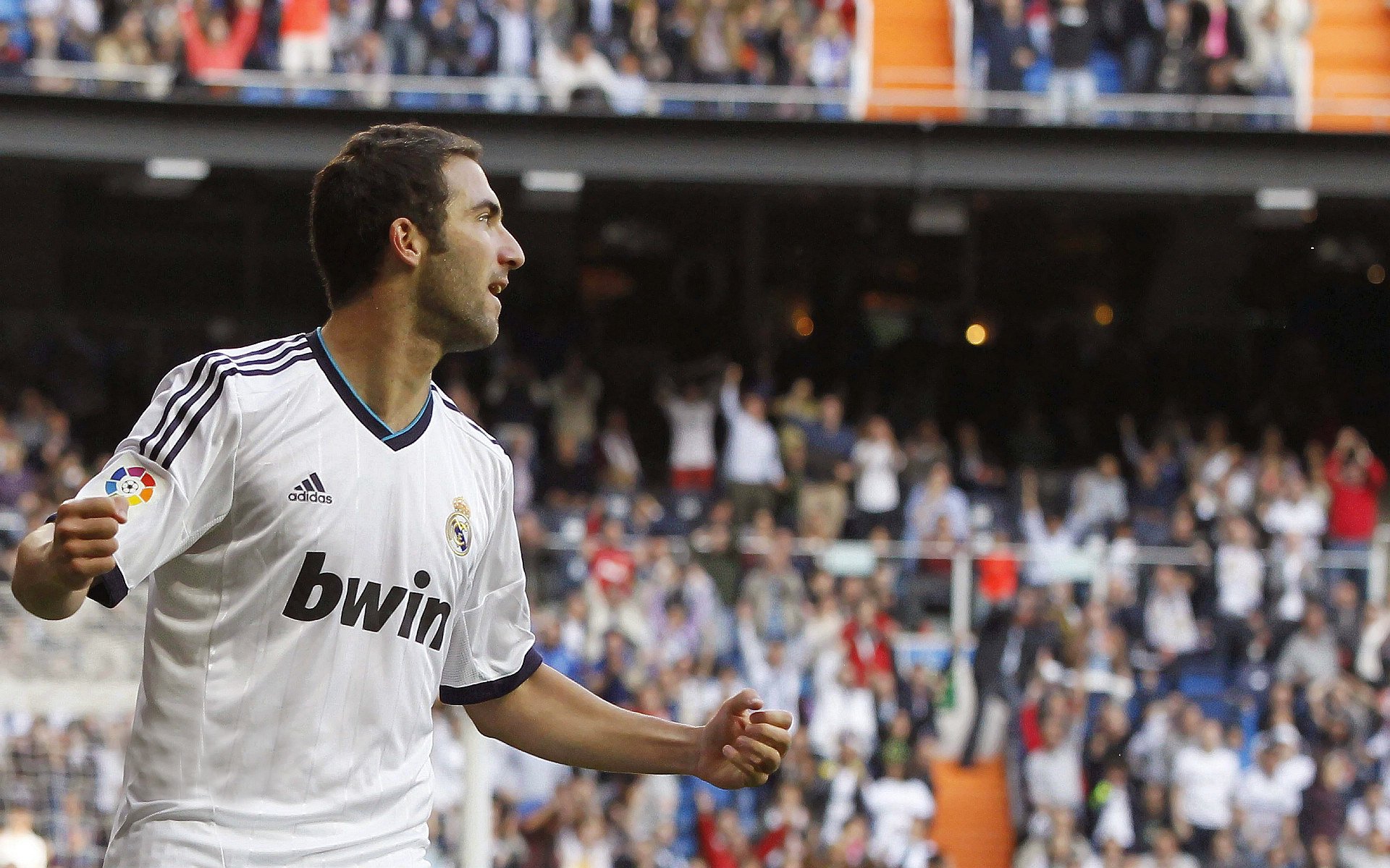 晋级下一阶段首场状态出色,公牛观众沸腾!Faker重返赛场赛场气氛高涨