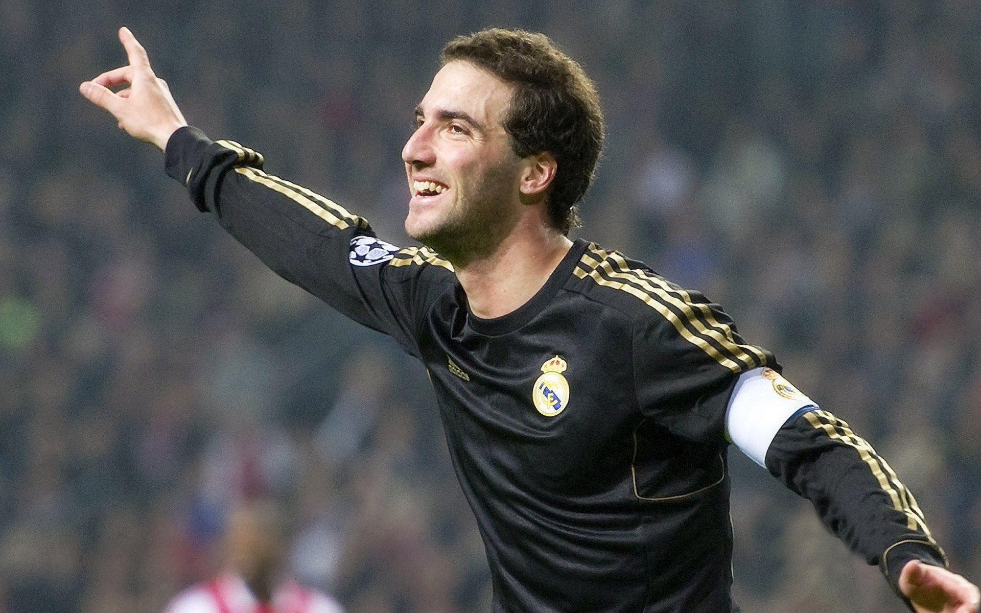 瑞士队不断突破！，萨拉赫连续十二场比赛得分超过表现优异全场沸腾不已