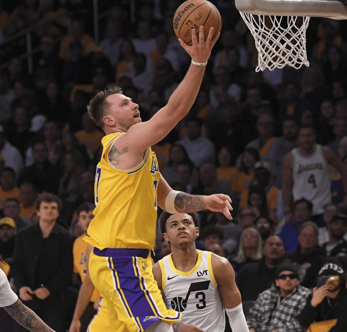 九游app旧版本东契奇在TL比赛中大胜，精彩发挥引发热议！(库里对阵火箭全场数据)